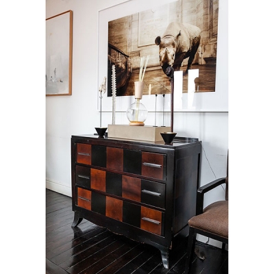 C&oacute;moda de madera pintada con damero S.XX