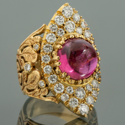 Sortija lanzadera en oro amarillo de 18kt con brillantes y turmalina talla cabujón oval.