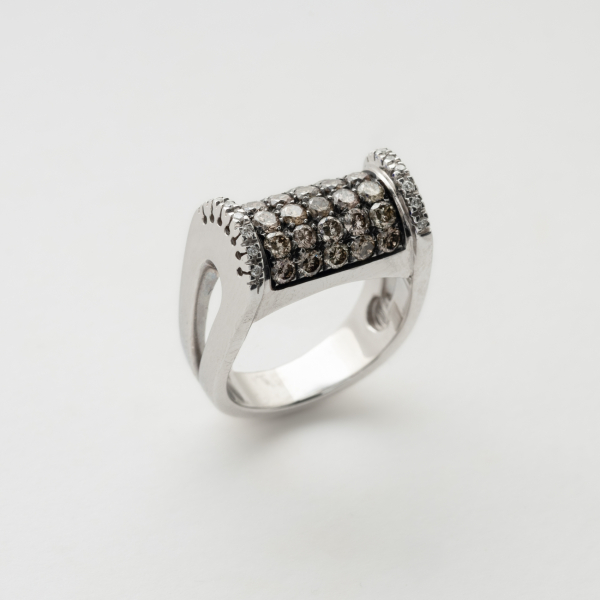 Sortija en oro blanco y pavonado con diamantes talla brillante blancos y brown. 