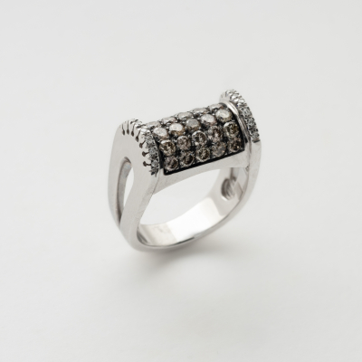 Sortija en oro blanco y pavonado con diamantes talla brillante blancos y brown. 