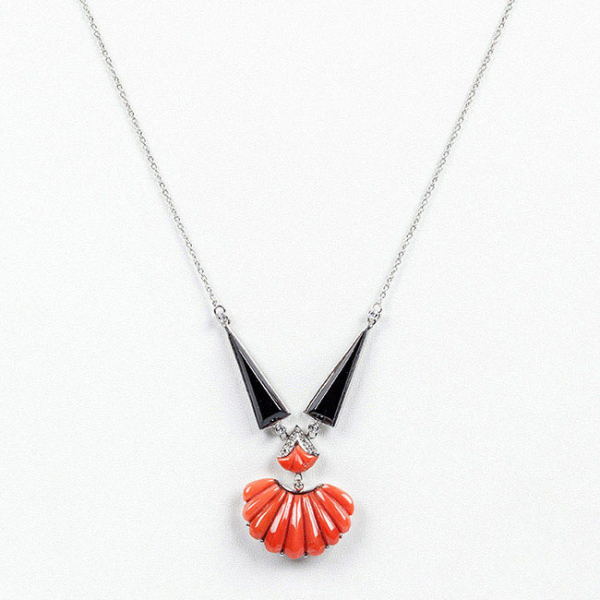 Elegante gargantilla estilo 'dec&oacute;' de coral tallado en gallones y &oacute;nix negro en tri&aacute;ngulo, y motivos de limpios y blancos diamantes talla 8/8