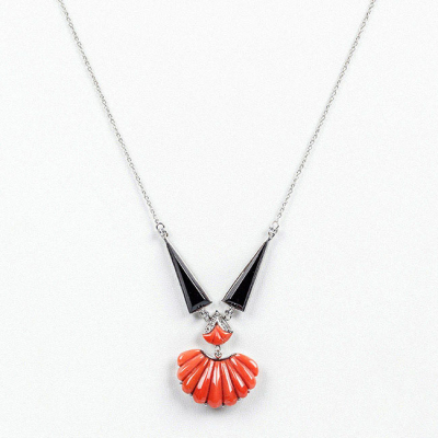 Elegante gargantilla estilo 'dec&oacute;' de coral tallado en gallones y &oacute;nix negro en tri&aacute;ngulo, y motivos de limpios y blancos diamantes talla 8/8