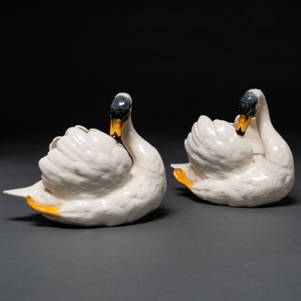 Pareja cisnes realizados en porcelana esmaltada &quot;Jerome Massier, Vallauris&quot;