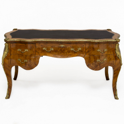 Mesa de despacho estilo Lu&iacute;s XV en maderas finas con aplicaciones en bronce dorado. Siglo XX.