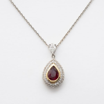 Gargantilla en oro blanco con diamante talla perilla rematado por roset&oacute;n de rub&iacute; (Burma) orlado por pav&eacute; de diamantes talla brillante.