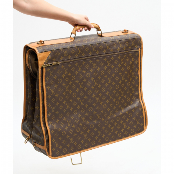 LOUIS VUITTON. Portatrajes en piel marrón con estampado Monogram y cierre de cremallera, c.1990. En muy buen estado. Ref.: VX0990.