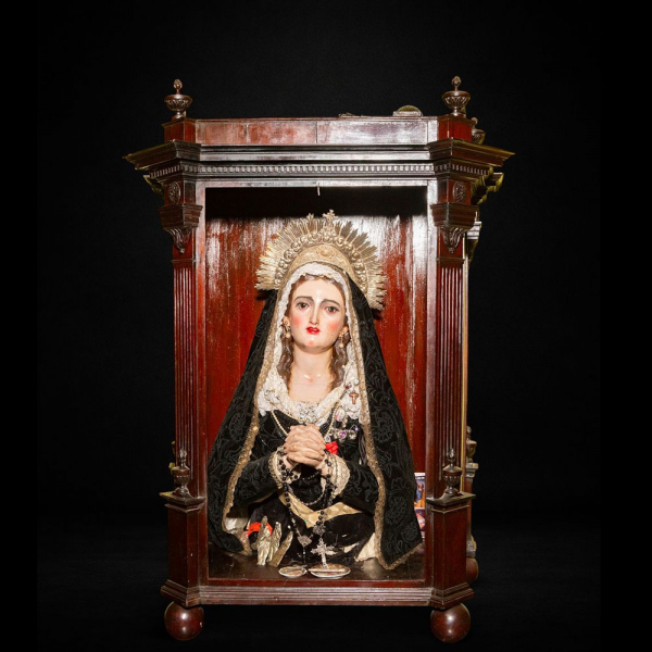 "Virgen de vestir" del siglo XVIII, con media luna y resplandor realizado en plata.  