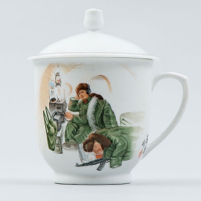&quot;Militares en la radio&quot; Taza con tapa en porcelana china. Trabajo Chino, Siglo XX