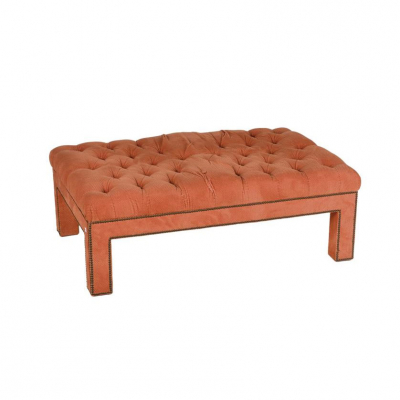 Banco rectangular en chenilla naranja capitoné, con tacueleado en tono envejecido. S. XX.