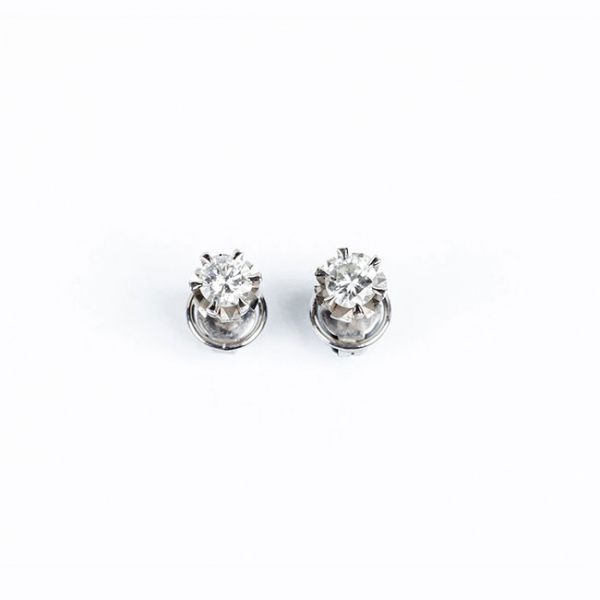 Pendientes solitarios vintage en oro amarillo 18 K, con limpios y blancos diamantes, talla brillante moderna