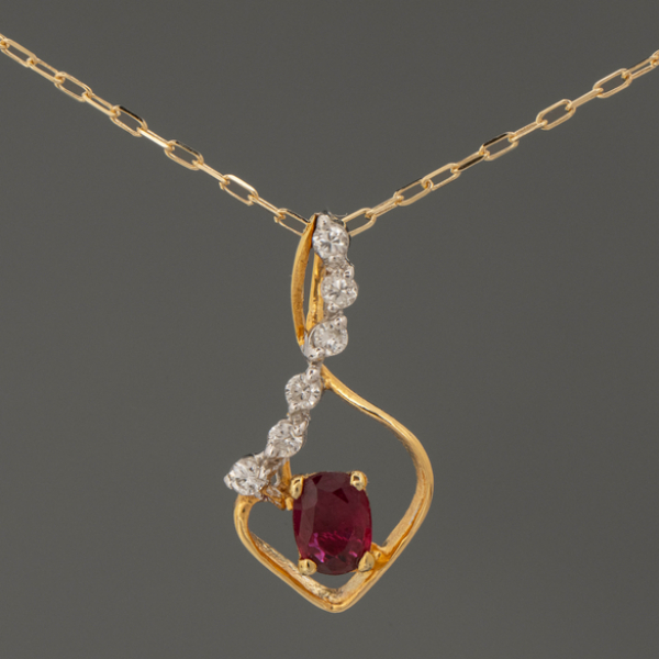 Cadena con colgante de rubí y brillantes en oro amarillo de 18kt.