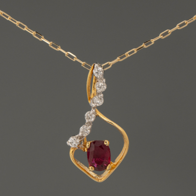 Cadena con colgante de rubí y brillantes en oro amarillo de 18kt.