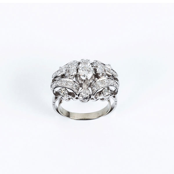 Sortija vintage en montura de platino u oro blanco, con un diamante central talla brillante, de 0.34 ct aprox