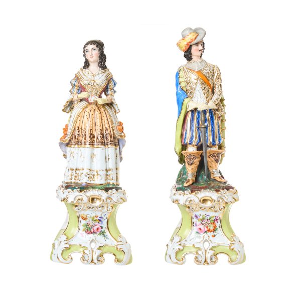 Pareja galante. Pareja de violeteros Viejo París en porcelana esmaltada y dorada, ppios. del s.XX.