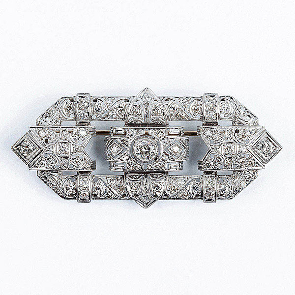 Alfiler-plaqueta estilo &#039;art-decó&#039;, años 40-50, en montura calada de oro blanco, con diamante central, talla brillante