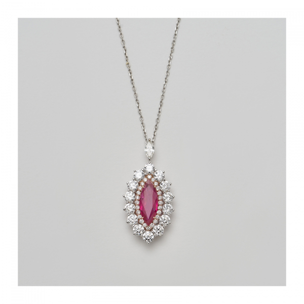Garganrtilla en oro bicolor y rubí de Myanmar (Burma) talla marquise con doble orla de diamantes talla brillante y talla marquise en la valía.