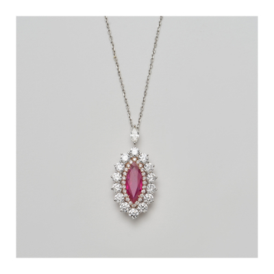 Garganrtilla en oro bicolor y rubí de Myanmar (Burma) talla marquise con doble orla de diamantes talla brillante y talla marquise en la valía.