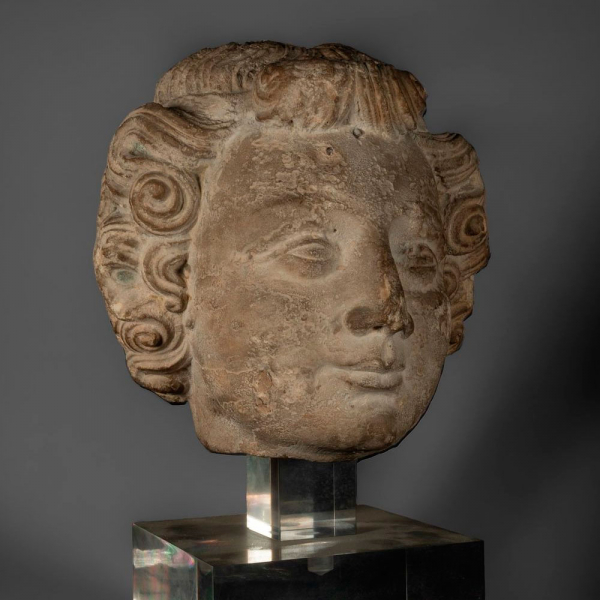 Cabeza de santo en piedra caliza de &eacute;poca g&oacute;tica. Francia. Siglo XIV.