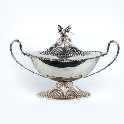 Sopera vintage 'art-dec&oacute;, oval, en plata de ley, contrastada, con dos asas y tapa rematada con motivo vegetal.