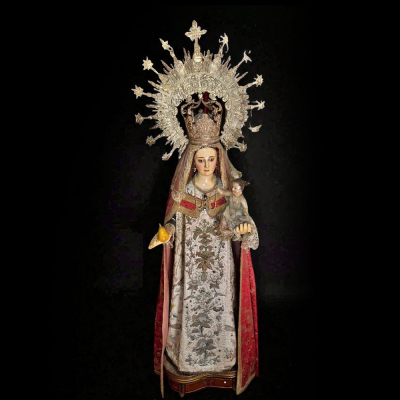 Importante escultura de "Virgen con Ni&ntilde;o" vestida y con corona de plata. Escuela Espa&ntilde;ola del siglo XIX. 