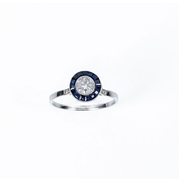Sortija vintage, en montura de platino u oro blanco, con un limpio y blanco diamante talla brillante y zafiritos