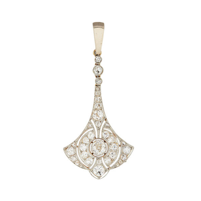 Colgante estilo Art Deco en oro y vistas en platino con diamantes tallas brillante antigua y rosa.