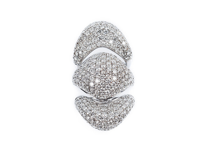 Sortija de alta joyería compuesta por tres sortijas &#039;bombé&#039; en oro blanco, decoradas en pavé de diamantes, las dos exteriores en &#039;V&#039;.