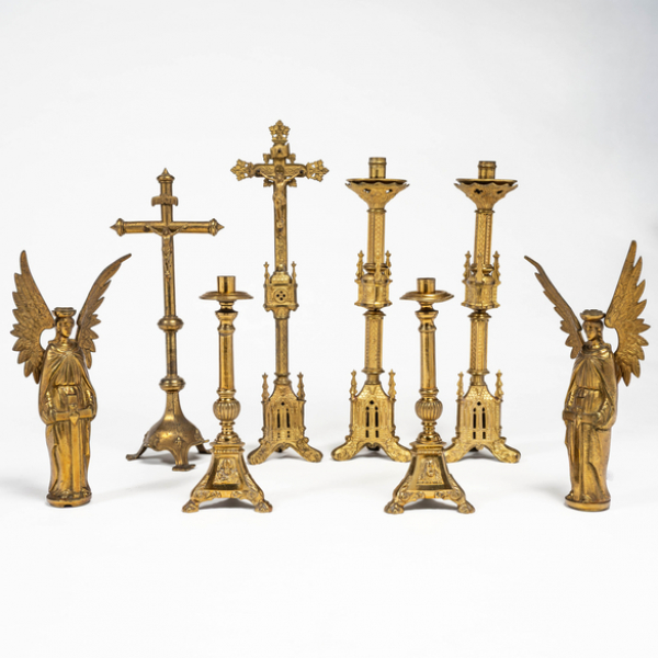 Conjunto de candeleros neogóticos y dos crucifijos de altar en bronce dorado del siglo XIX