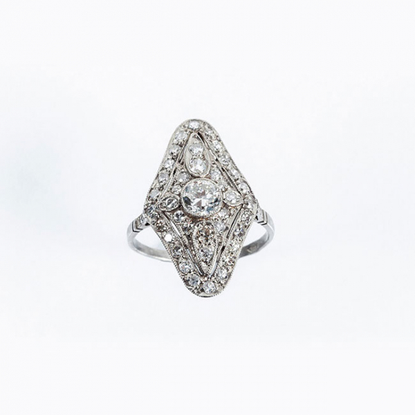 Bella sortija lanzadera, antigua, art-dec&oacute;, en platino, cuajada de limpios y blancos diamantes. 