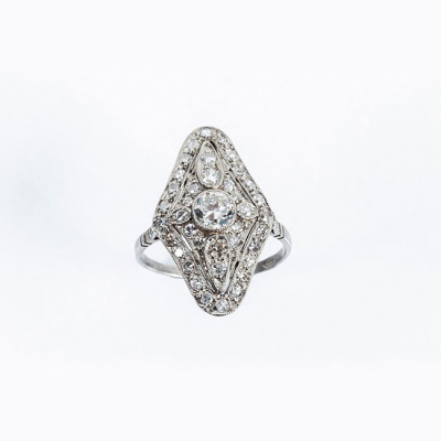 Bella sortija lanzadera, antigua, art-dec&oacute;, en platino, cuajada de limpios y blancos diamantes. 