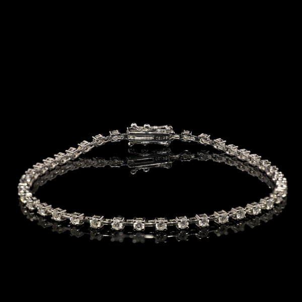 Pulsera rivère en oro blanco de 18k y diamantes. 