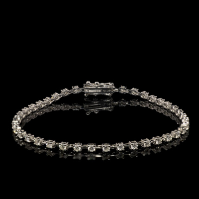 Pulsera riv&egrave;re en oro blanco de 18k y diamantes. 