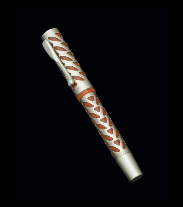 Pluma Visconti Skeleton.   Realizada en resina de color naranja con cuerpo de plata. Plumín de oro de 14 K.