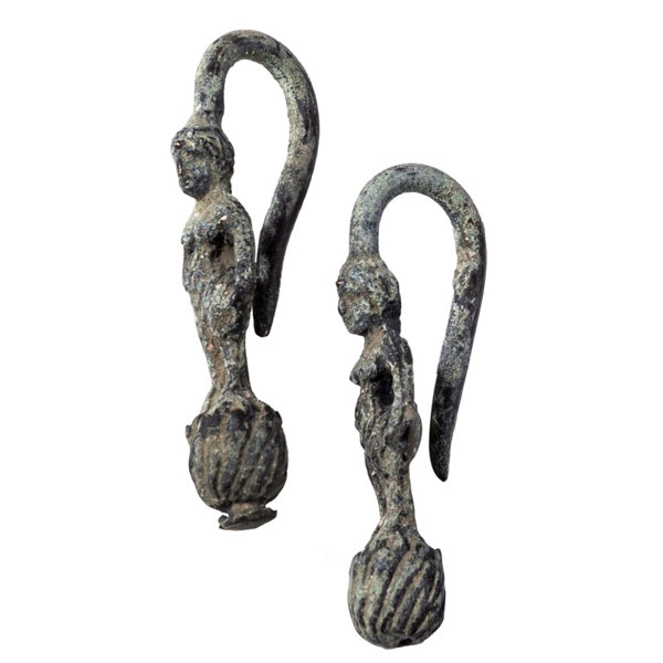 Pareja de pendientes de bronce romanos 