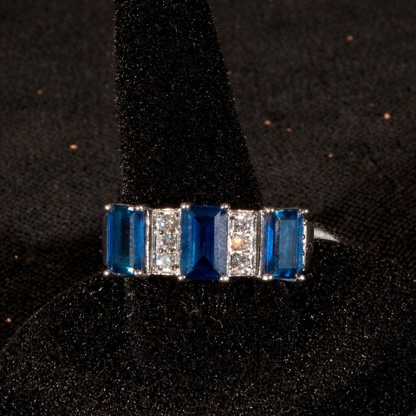 Elegante Sortiga estilo Art Deco en oro blanco de 18k, zafiros y diamantes.