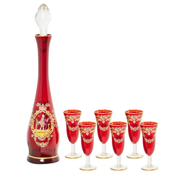 Conjunto de licorera y seis copas en Cristal de Murano en tonalidad burdeos esmaltados con decoraciones vegetales, cortesanas y fileteados en dorado.