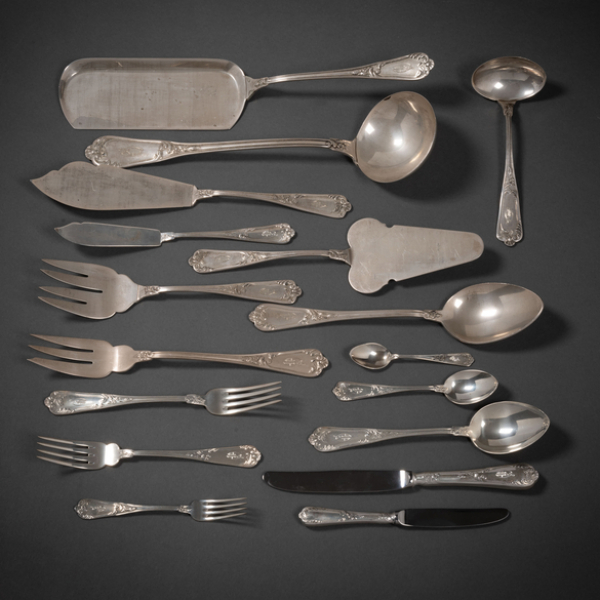 Cubertería incompleta de doce servicios en plata española y punzonada del siglo XX.