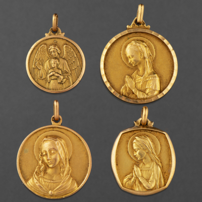 Conjunto de cuatro medallas de la Virgen María en oro amarillo de 18 kt. 