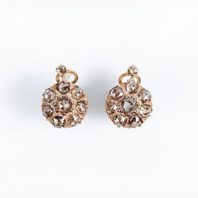 Pendientes rosetón de estilo antiguo en oro rosa, cuajados de diamantes talla rosa (18 dts: 2,50 ct aprox. Características estimadas: color brown, pureza VS-SI).
