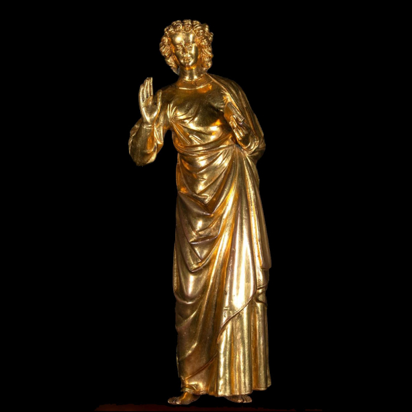 Escultura de San Juan Evangelista en cobre dorado, Tesoro de la Catedral de Ruan, Francia, siglo XVIII (c. 1776). 