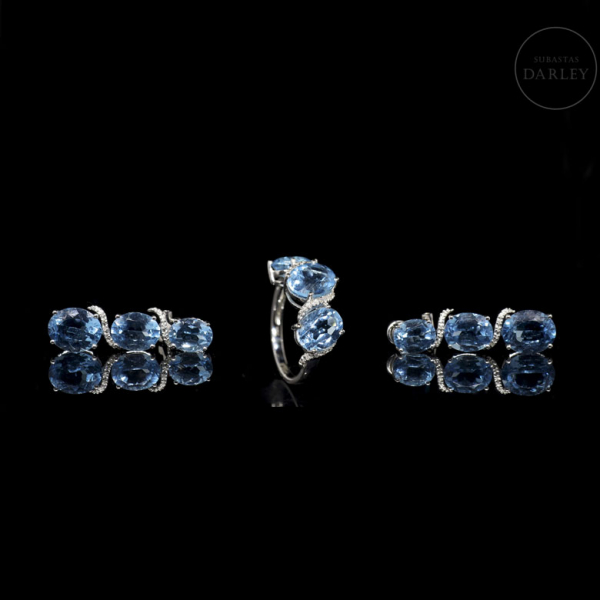 Conjunto de pendientes y anillo en oro blanco de 18kt con topacios. 
