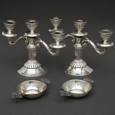 Pareja de candelabros de tres luces y dos catavinos en plata española y punzonada del siglo XX.