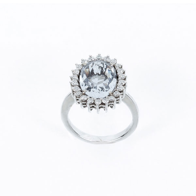 Sortija en oro blanco con una aguamarina talla oval y orla en fila de limpios y blancos diamantes talla brillante