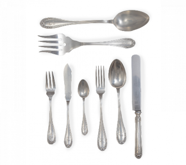 Cubertería de plata de doce servicios con iniciales "EL" grabadas y decoración de flores.  Durán, S. XX. 