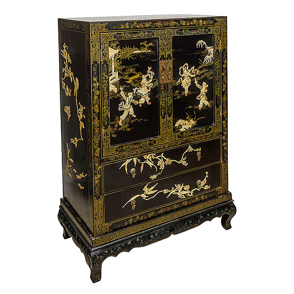 Aparador oriental en madera lacada en negro con decoración policromada y dorada e incrustaciones de piedras duras y madreperla representando figuras, flores y aves, s.XX.