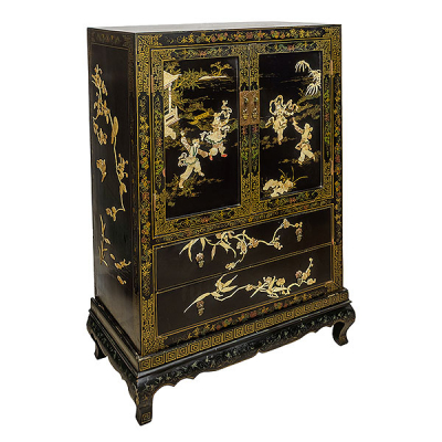Aparador oriental en madera lacada en negro con decoración policromada y dorada e incrustaciones de piedras duras y madreperla representando figuras, flores y aves, s.XX.