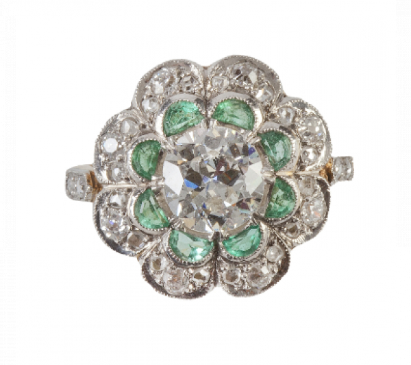 Sortija Art-Dec&oacute; con dise&ntilde;o de flor cuyo centro es un brillante de 1,40 ct aprox, con punzones franceses. 