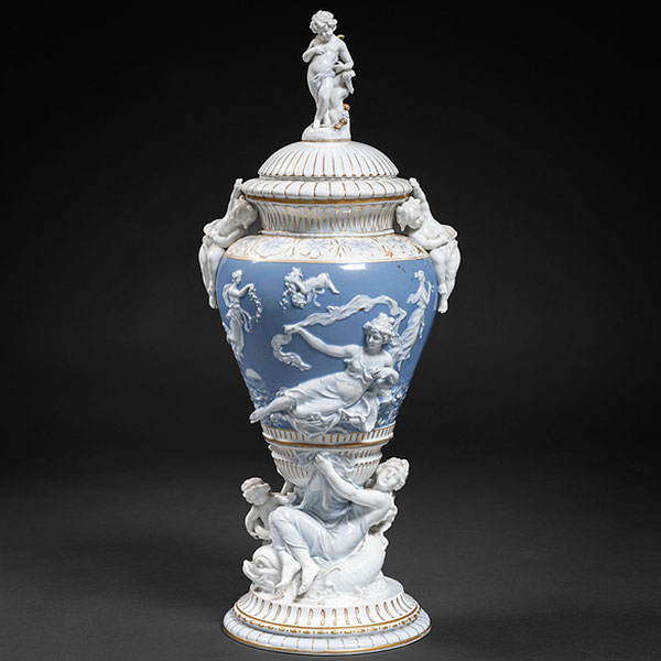 Gran jarrón en porcelana Alemana del siglo XIX-XX. Decorado con escenas clásicas en relieve y deoración en dorado.