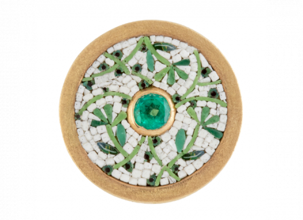 Sortija "LE SIBILLE" en oro con diseño de frente circular en micromosaico de hojas de palmas y esmeralda central.   En montura de oro amarillo mate de 18K.