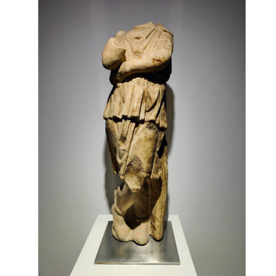 Importante Escultura Romana de Joven Bárbaro, siglos I - II DC, ex colección Jonathan Piser, Illinois.